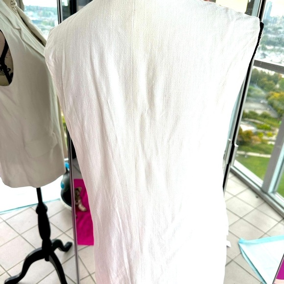 Chic Women's Cream Sleeveless Blazer - Picture 8 of 10